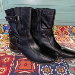 Clark’s black leather silver buckle weather grip sole sz 8